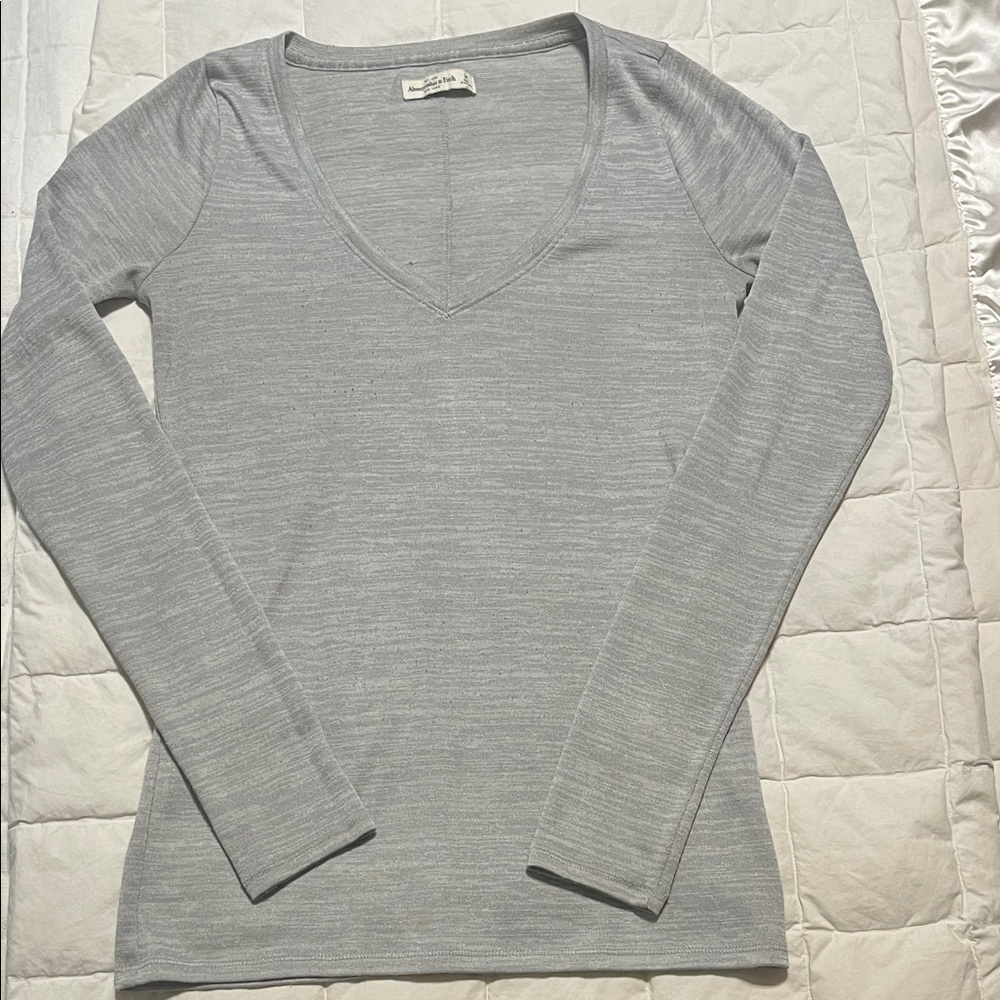 Abercrombie & Fitch Light Gray V-Neck Long Sleeve Tee